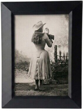 Annie Oakley was a American sharpshooter Western country cowgirl Wild West Oulaw